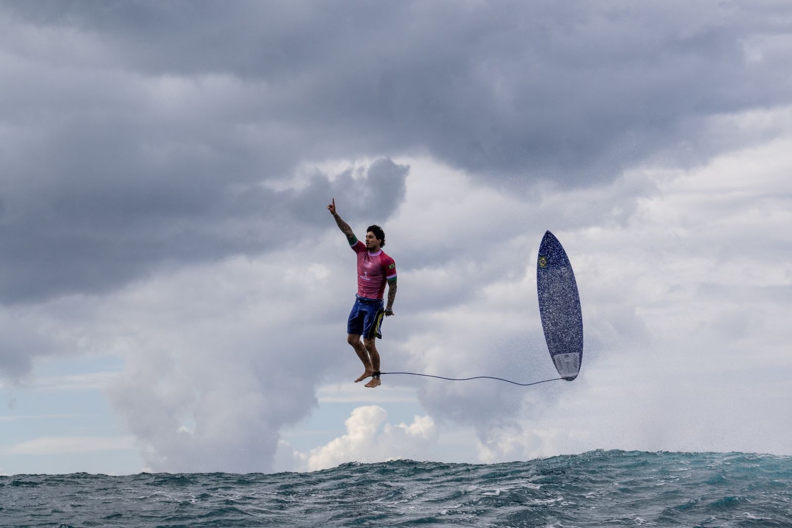 Gabriel Medina surfeando una ola en Teahupo’o, Tahití, fotografía ganadora del World Sports Photography Awards 2024.