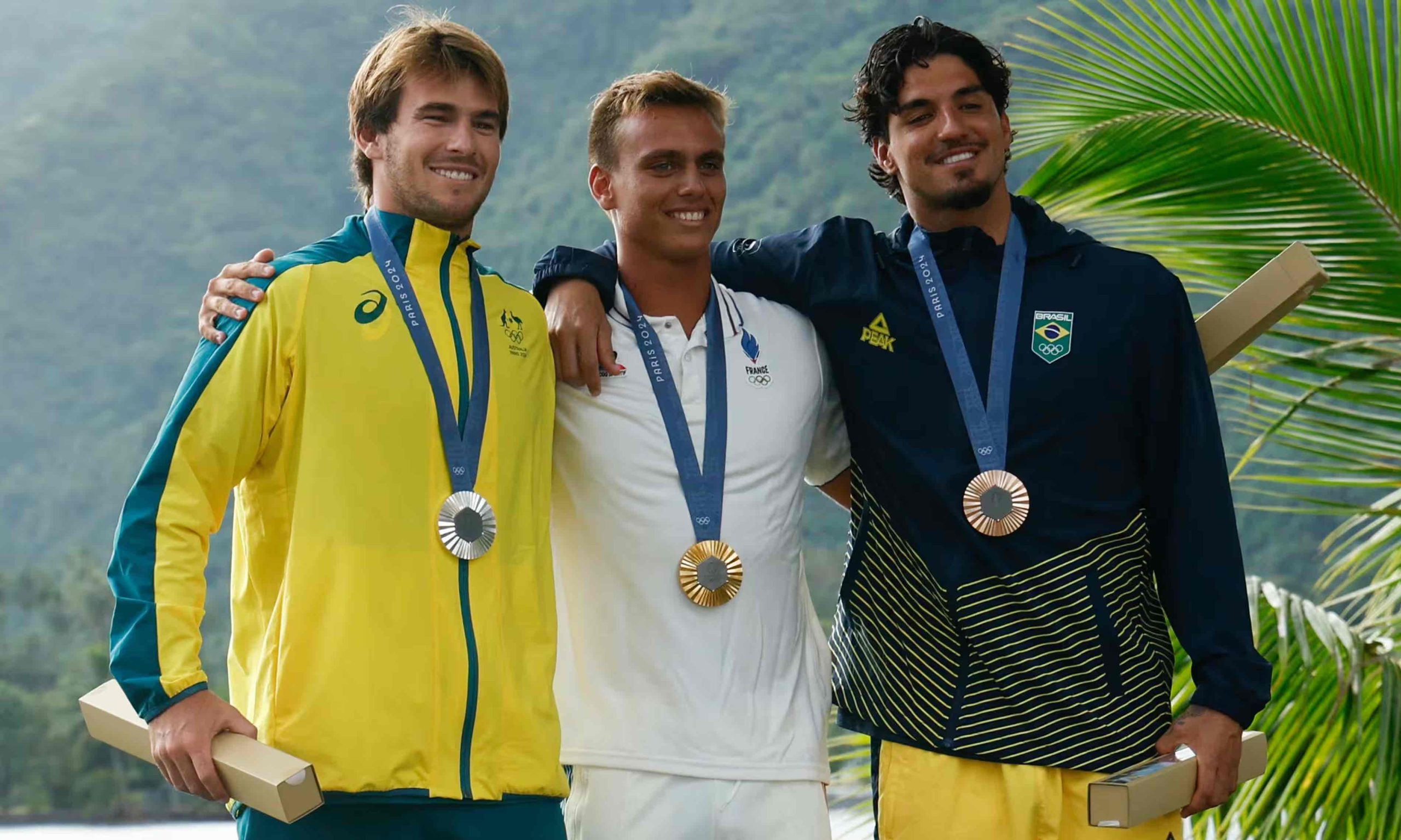 Pódium de medallas olímpicas en surf masculino celebrado en Teahupo’o, Tahití, JJ.OO. París 2024. Jack Robinson, plata; Kauli Vaast, oro; Gabriel Medina, bronce.