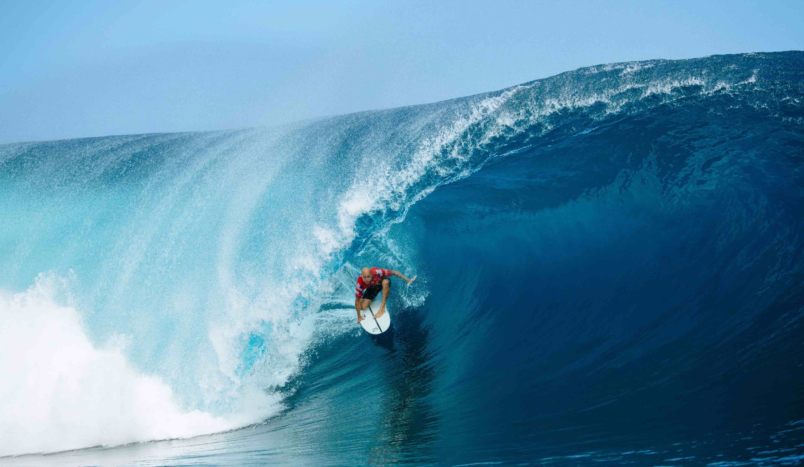 El once veces campeón de la WSL, Kelly Slater, de los Estados Unidos, surfea en la primera ronda de los cuartos de final del SHISEIDO Tahití Pro el 30 de mayo de 2024 en Teahupo'o, Tahití, Polinesia Francesa.