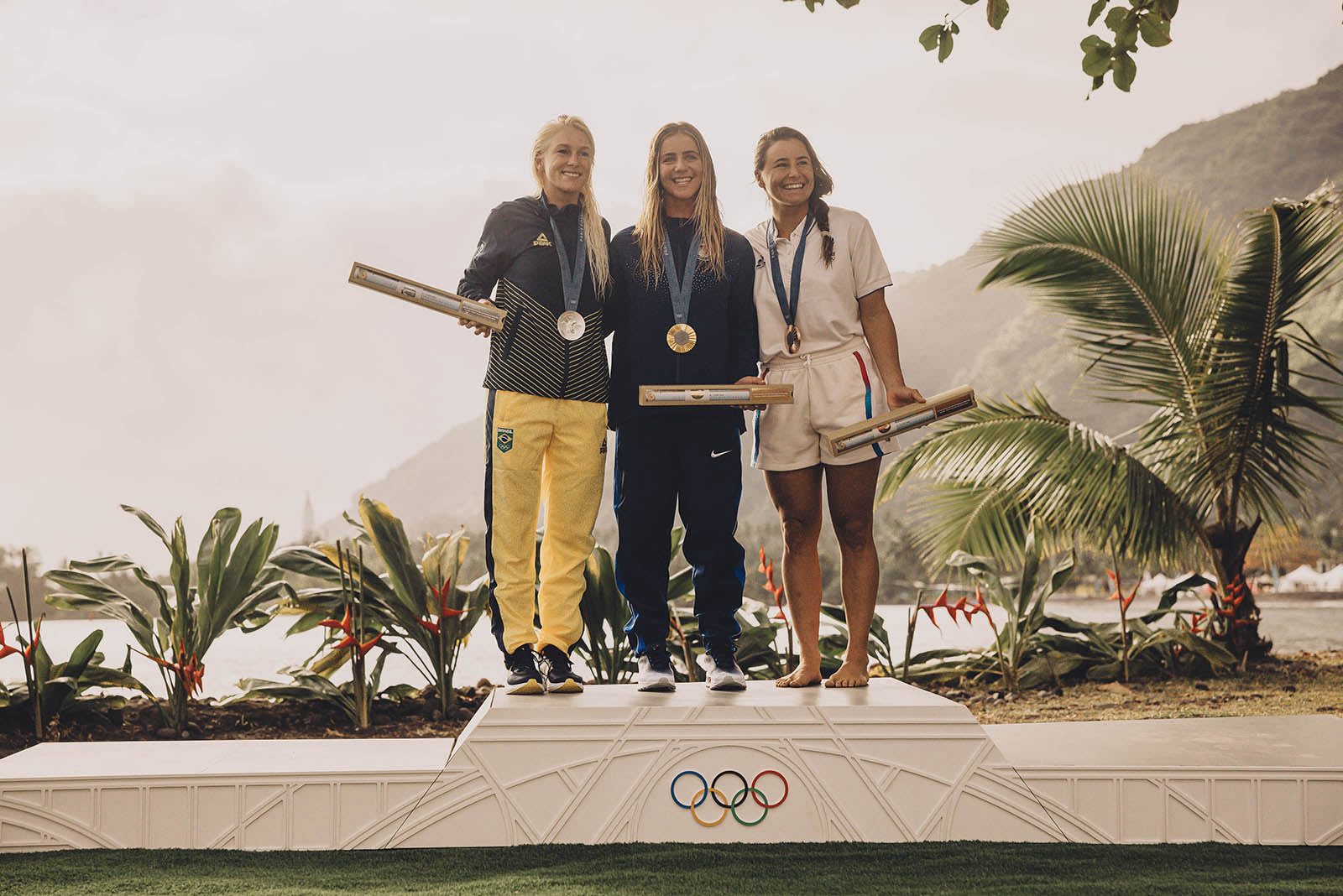 Tatiana Weston-Webb, Caroline Marks y Johanne Defay en el pódium olímpico de surf.